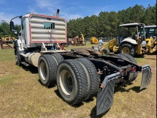 Image of Caterpillar CT660 equipment image 3