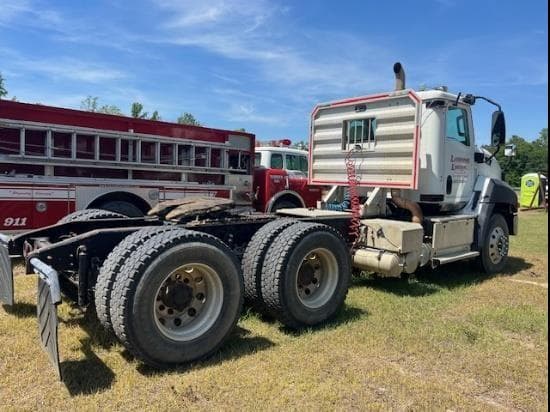 Image of Caterpillar CT660 equipment image 2