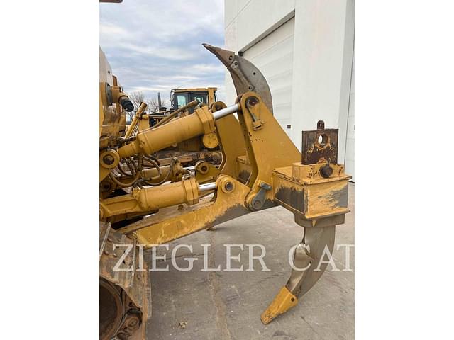 Image of Caterpillar D8T equipment image 2