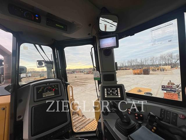Image of Caterpillar D8T equipment image 1