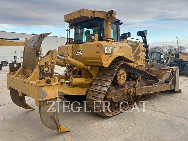 Image of Caterpillar D8T equipment image 1