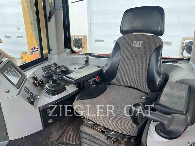 Image of Caterpillar D8T equipment image 4