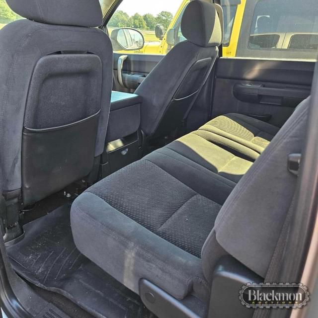 Image of Chevrolet 2500HD equipment image 3