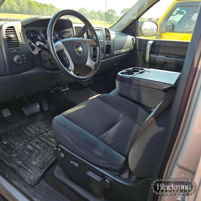Image of Chevrolet 2500HD equipment image 1