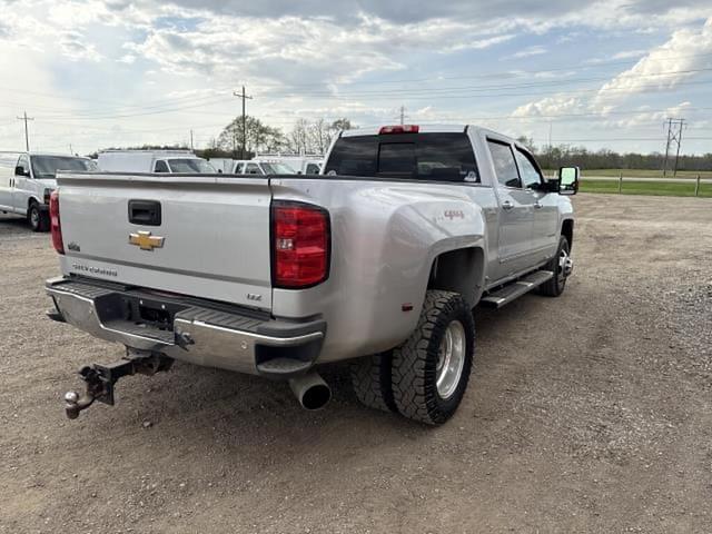 Image of Chevrolet 3500HD equipment image 3