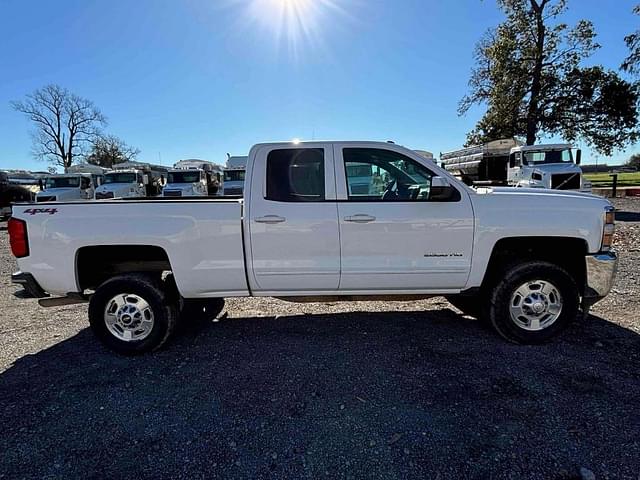 Image of Chevrolet 2500HD equipment image 2