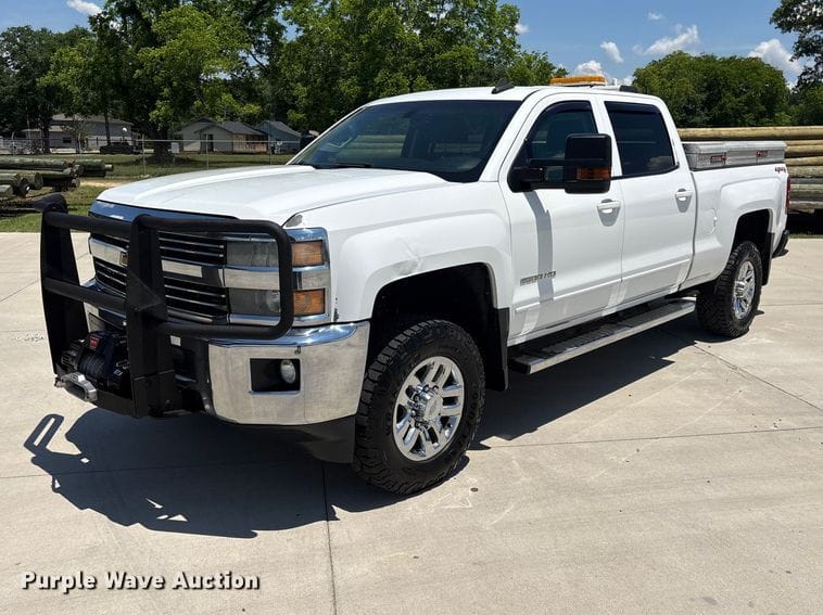 2015 Chevrolet 2500HD Equipment Image0