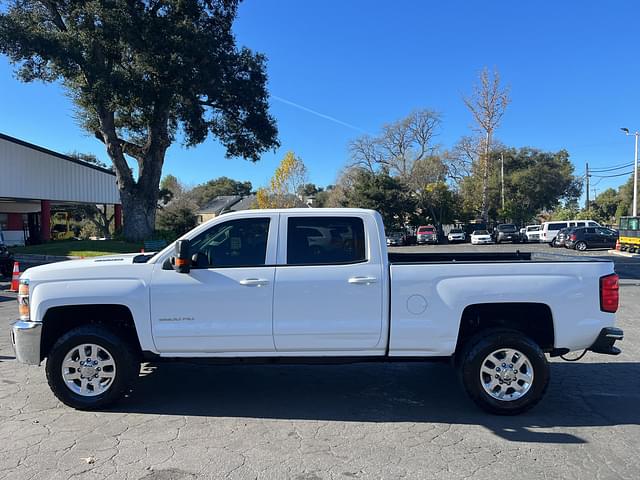 Image of Chevrolet 2500HD equipment image 2