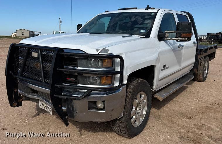 2015 Chevrolet 3500 Equipment Image0