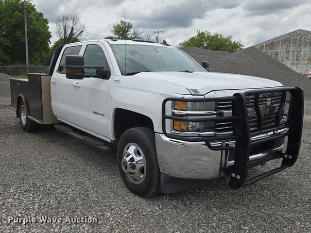 Image of Chevrolet Silverado equipment image 2