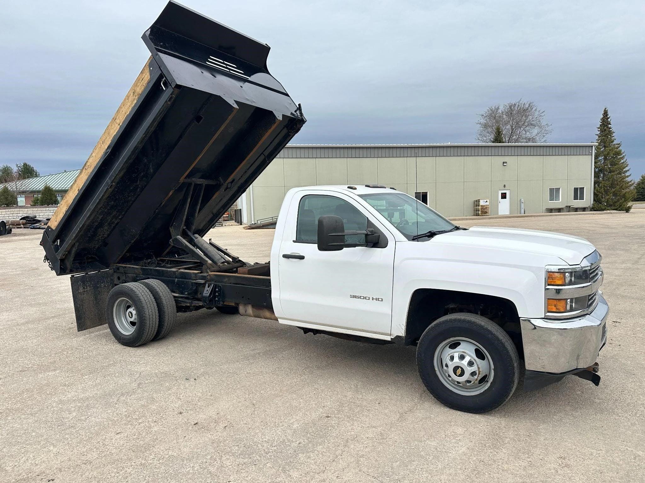 2015 Chevrolet 3500HD Equipment Image0