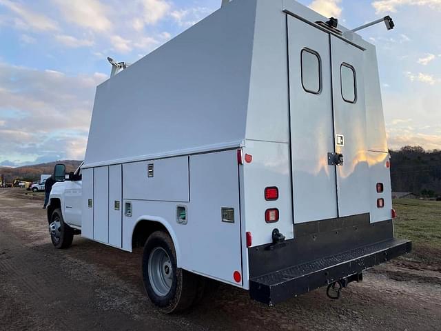 Image of Chevrolet Silverado equipment image 2