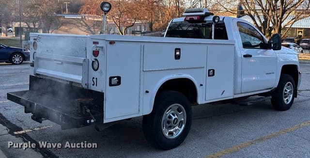 Image of Chevrolet Silverado equipment image 4