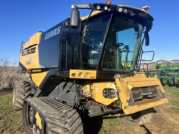 Image of CLAAS LEXION 740 equipment image 1