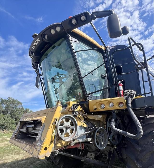 Image of CLAAS LEXION 740 equipment image 2