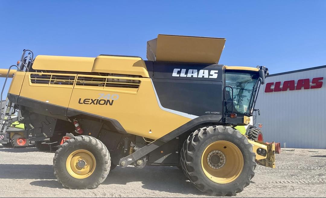 Image of CLAAS LEXION 740 Primary image