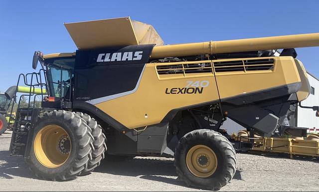 Image of CLAAS LEXION 740 equipment image 1