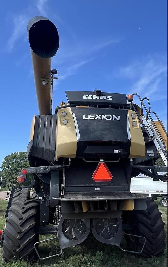 Image of CLAAS LEXION 740 equipment image 3