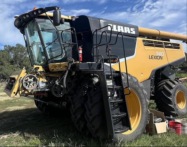 Image of CLAAS LEXION 740 equipment image 1