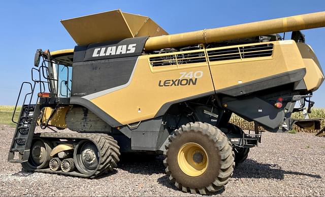 Image of CLAAS LEXION 740TT equipment image 2