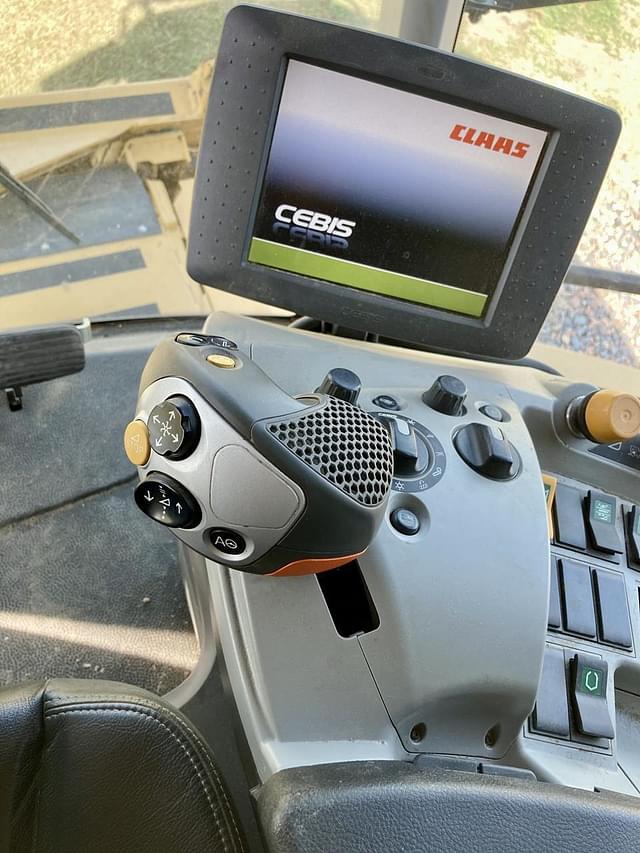 Image of CLAAS LEXION 740TT equipment image 4