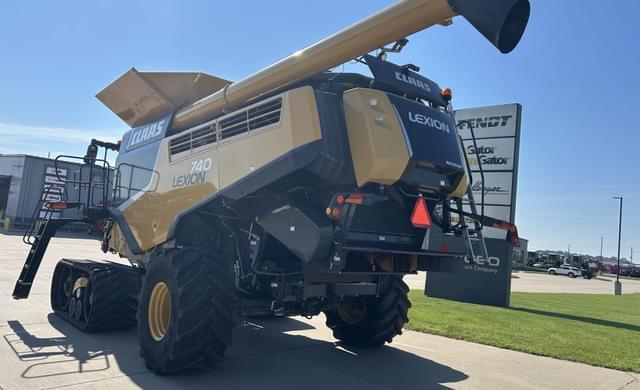 Image of CLAAS LEXION 740TT equipment image 2