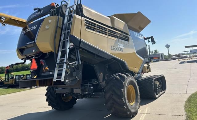 Image of CLAAS LEXION 740TT equipment image 4