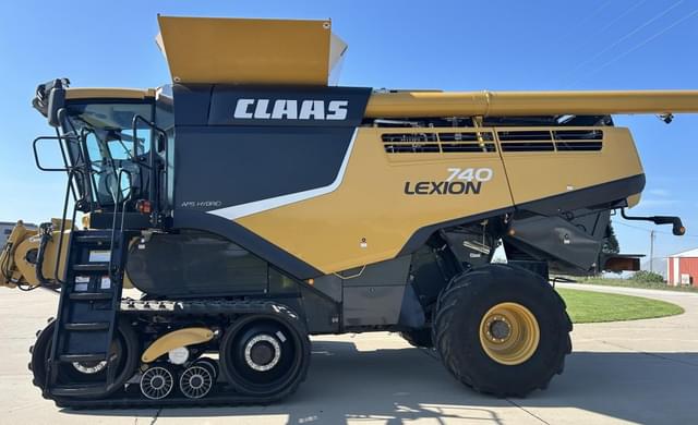 Image of CLAAS LEXION 740TT equipment image 1