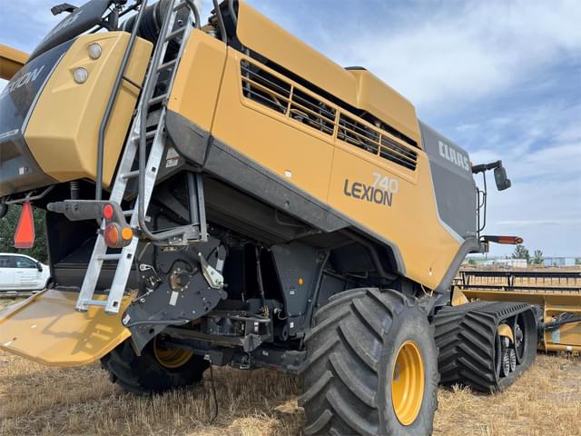 Image of CLAAS LEXION 740TT equipment image 2