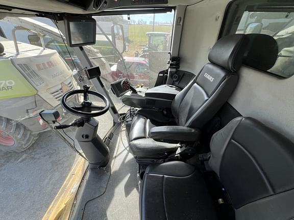 Image of CLAAS Lexion 730 equipment image 4