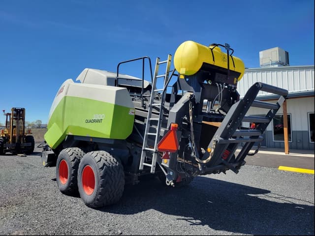 Image of CLAAS Quadrant 3300 equipment image 1