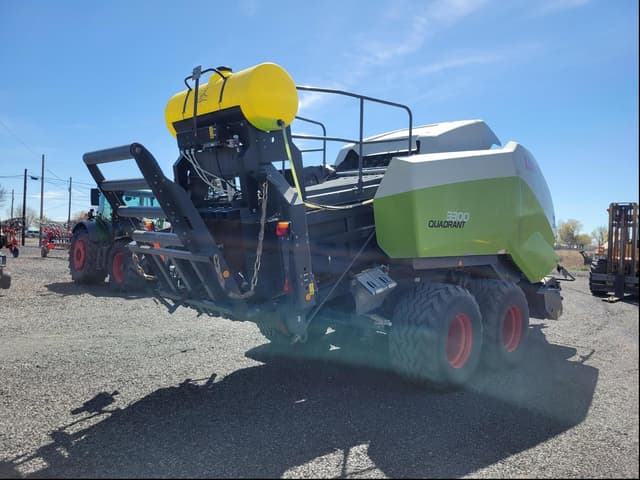 Image of CLAAS Quadrant 3300 equipment image 2