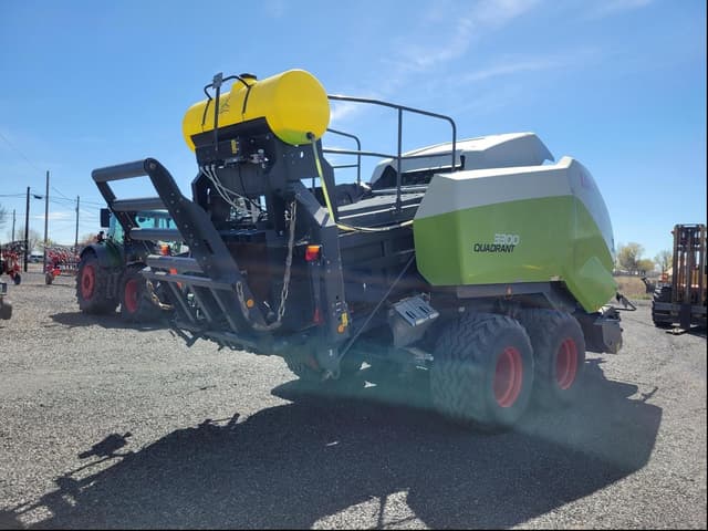 Image of CLAAS Quadrant 3300 equipment image 2