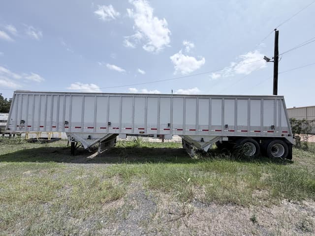 Image of Cornhusker 800 equipment image 1