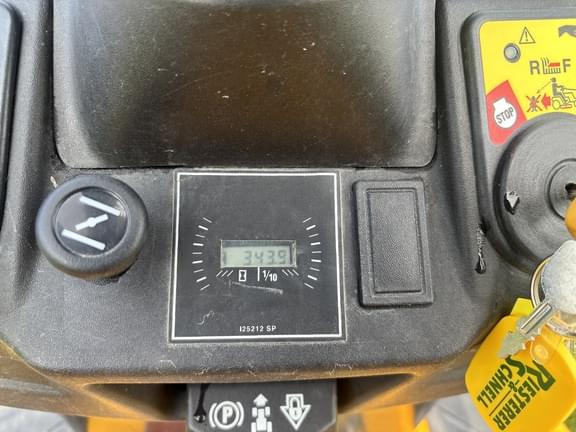 Image of Cub Cadet XT2 LX42 equipment image 4
