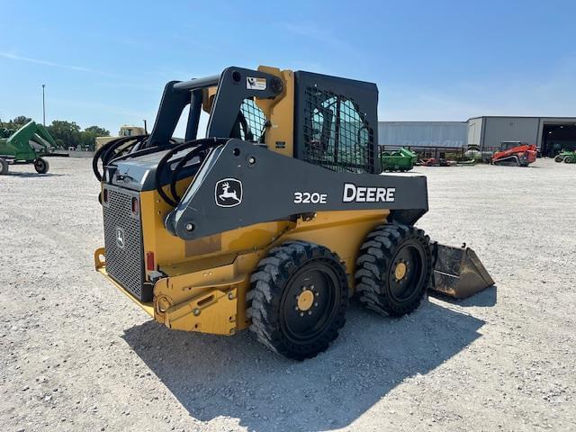 Image of John Deere 320E equipment image 4