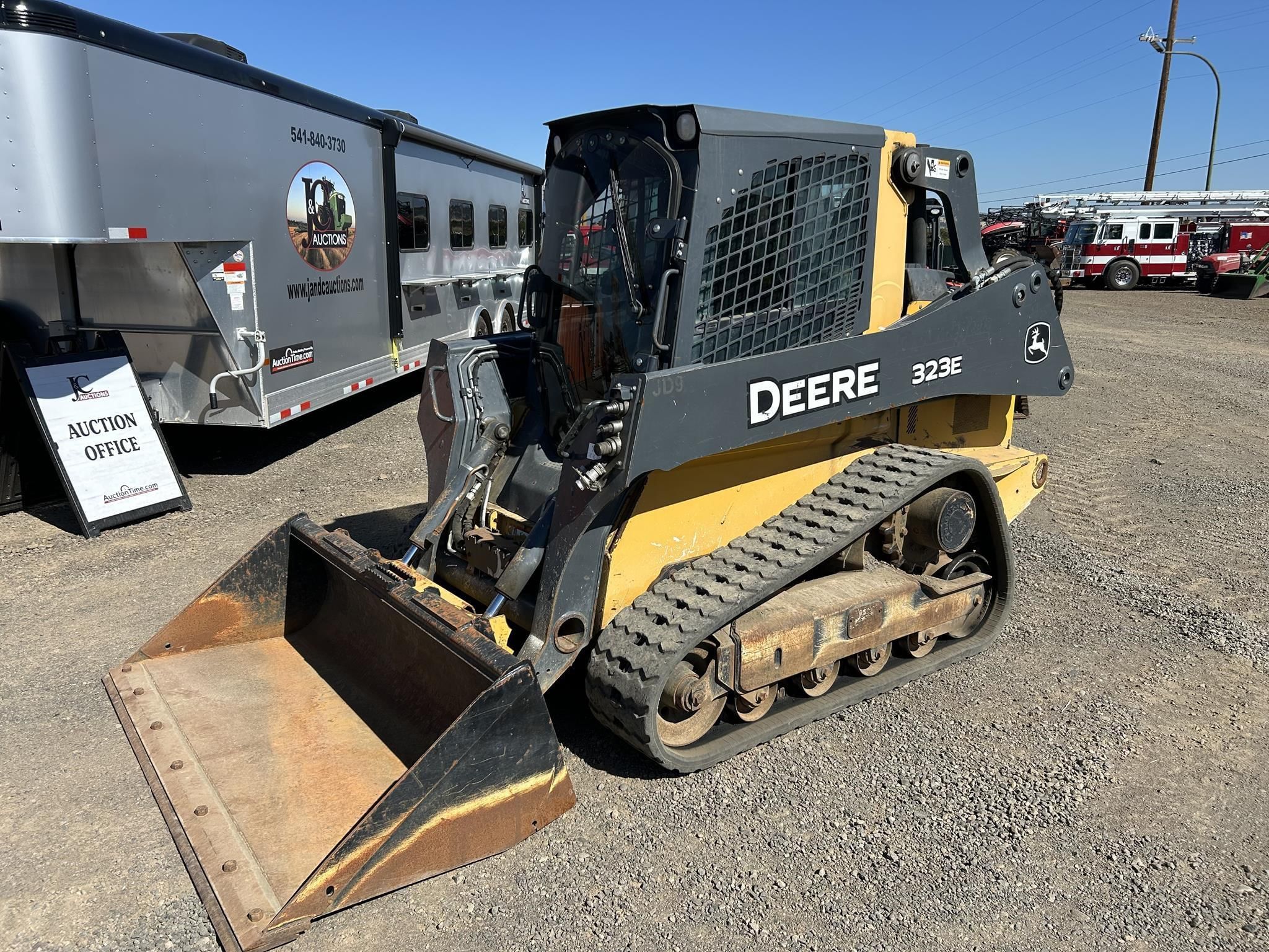 2015 John Deere 323E Equipment Image0