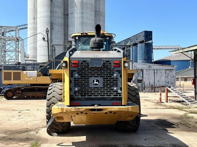 Image of John Deere 824K equipment image 3