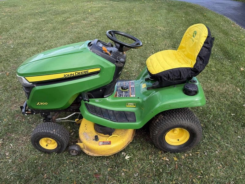 2015 John Deere X300 Equipment Image0