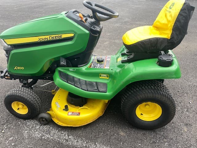 Image of John Deere X300 equipment image 4