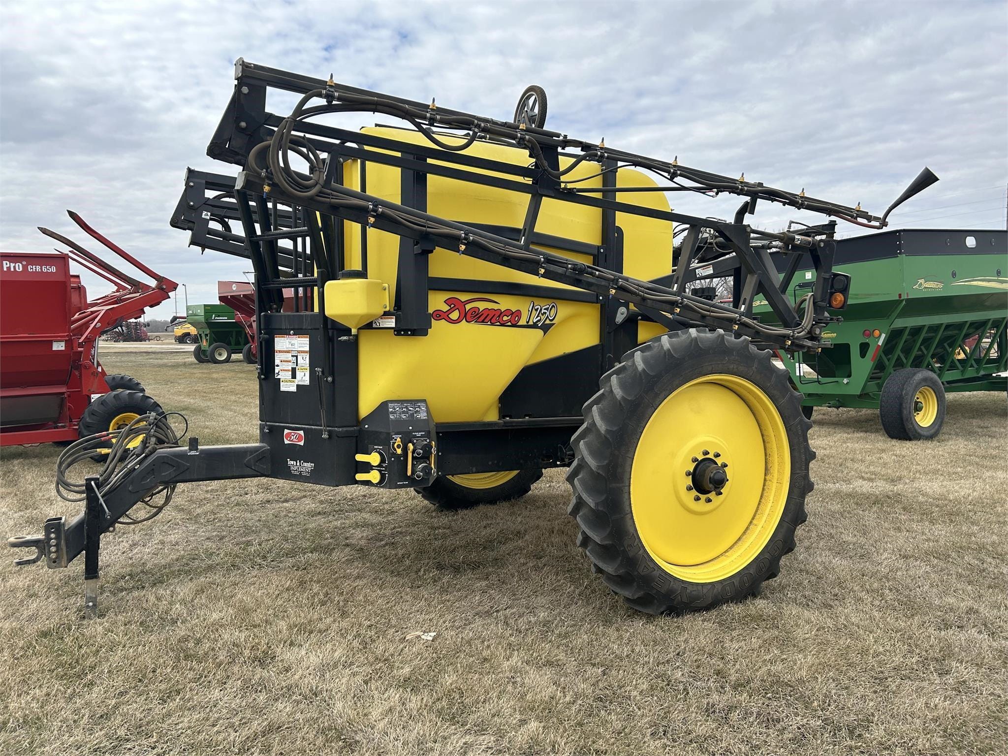 2015 Demco 1250 Equipment Image0