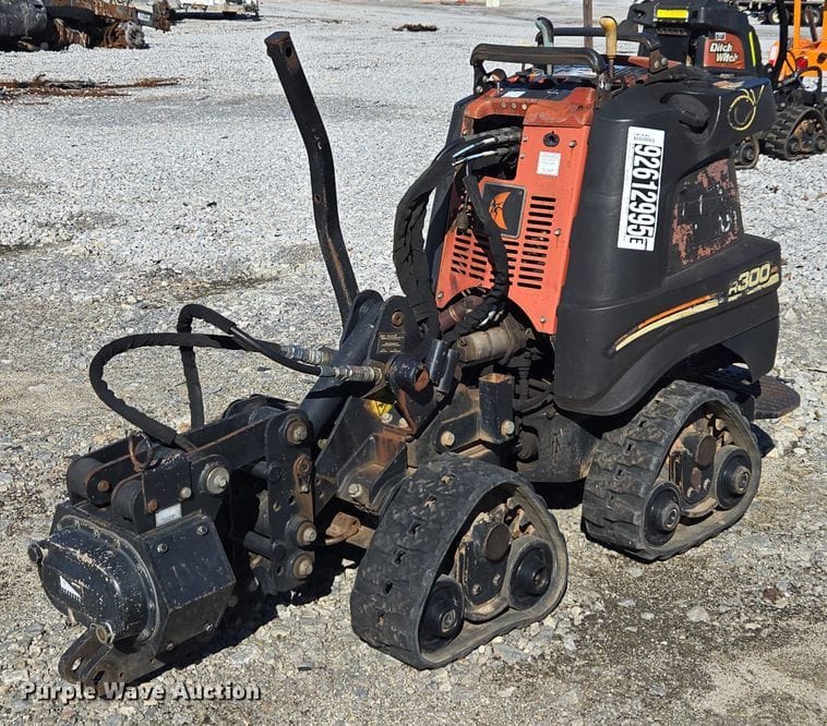 2015 Ditch Witch R300 Equipment Image0