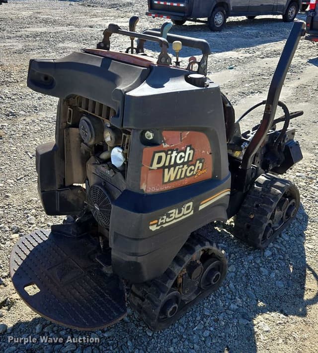 Image of Ditch Witch R300 equipment image 4