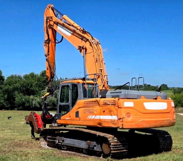 Image of Doosan DX300LC-3 equipment image 2