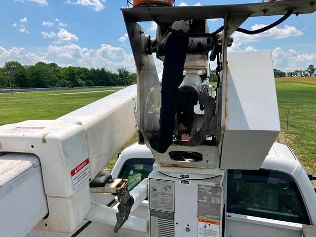 Image of Ford F-550 equipment image 2