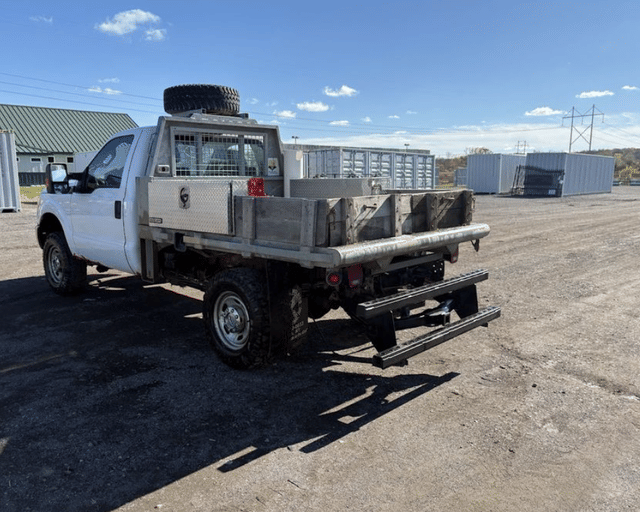 Image of Ford F-350 equipment image 2