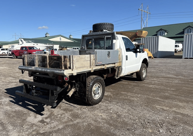 Image of Ford F-350 equipment image 4