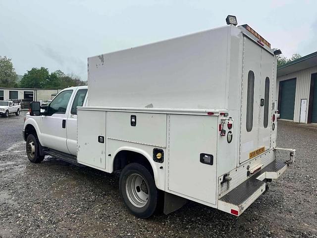 Image of Ford F-350 equipment image 3