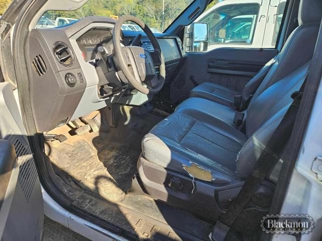 Image of Ford F-350 equipment image 4