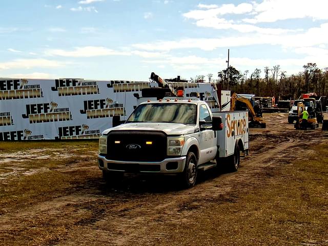 Image of Ford F-350 equipment image 1